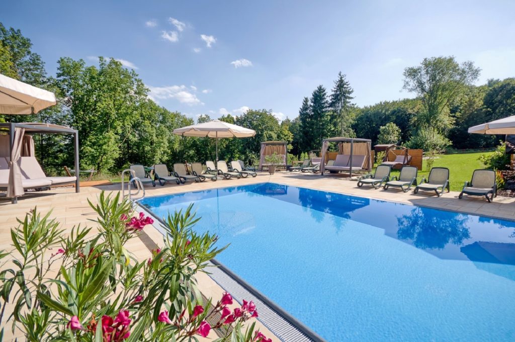 Auszeit-am-Pool.jpg